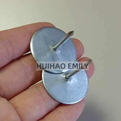 Gegalvaniseerde stalen kopisolatiepennen lassen op plaatwerk van kanaalwerk