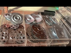 staalplaten en bevestigingsmiddelen die worden gebruikt om het TPO EPDM-membraan via de isolatie aan het dak te bevestigen