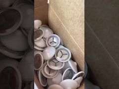 In maat aanpasbare isolatieclips met of zonder koepeldoppen voor het bevestigen van isolatiepinnen